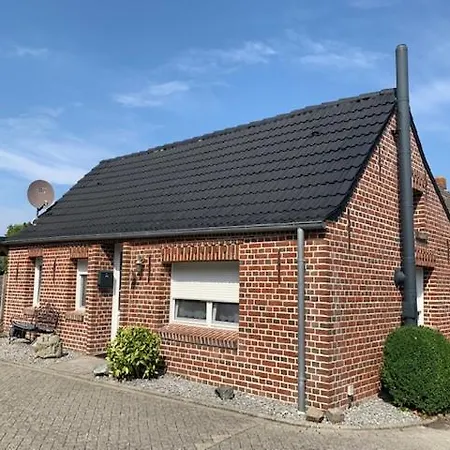 Haus Luettje Huus An't Diek Holiday home Krummhoern